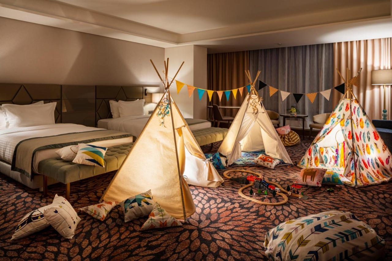 Grand Hotel Millennium 소피아 외부 사진 Family room at the Conrad Hong Kong