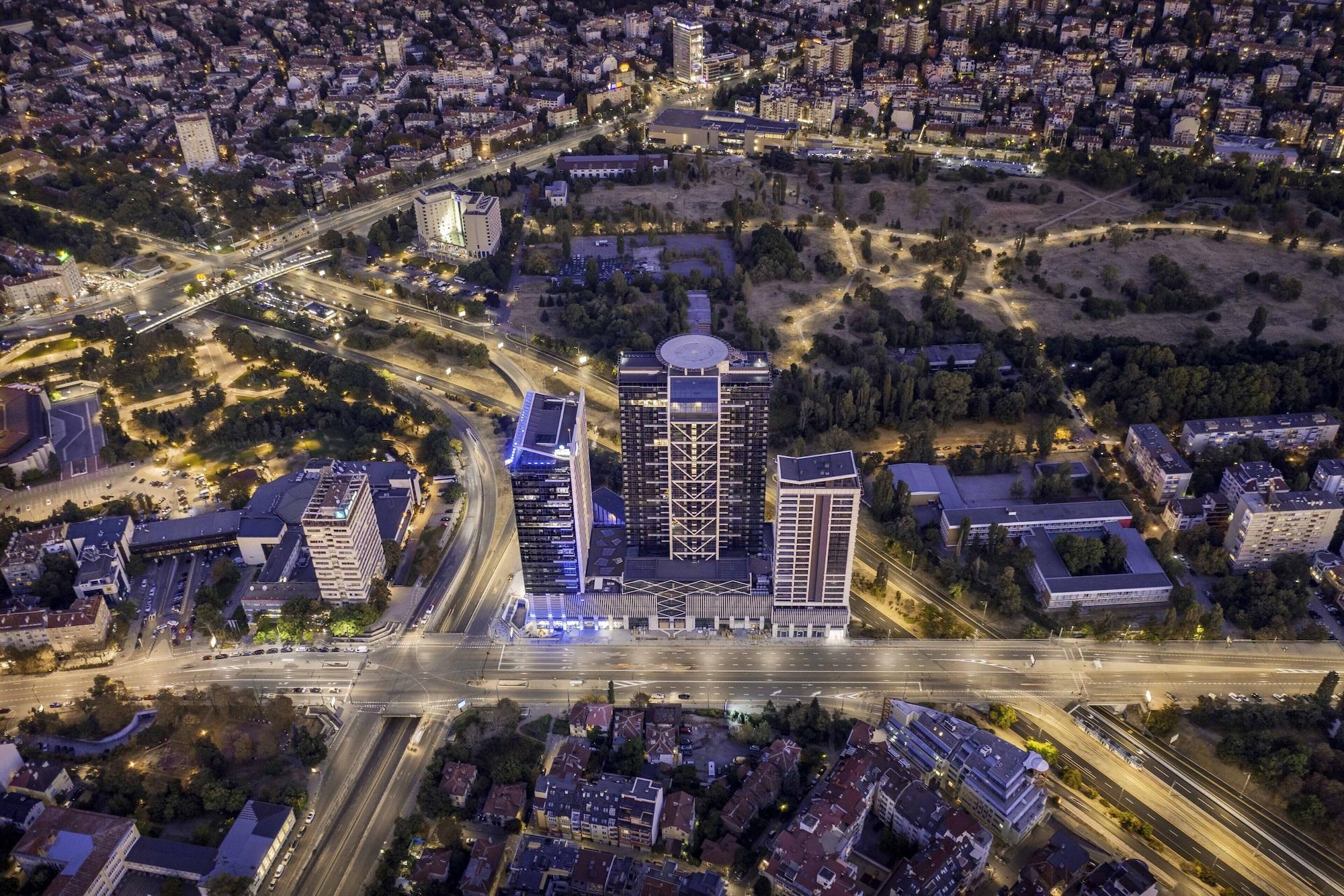 Grand Hotel Millennium 소피아 외부 사진 The complex at night